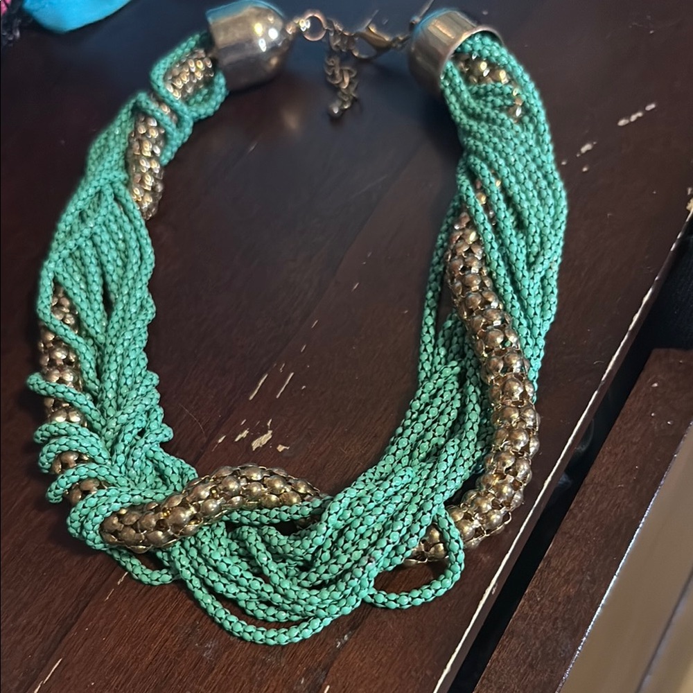 Chic Green and Gold Necklace with Braided Design